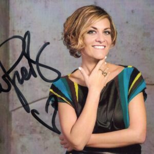 Foto Autografata dalla cantante italiana Irene Grandi.