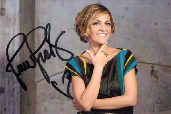 Foto Autografata dalla cantante italiana Irene Grandi.