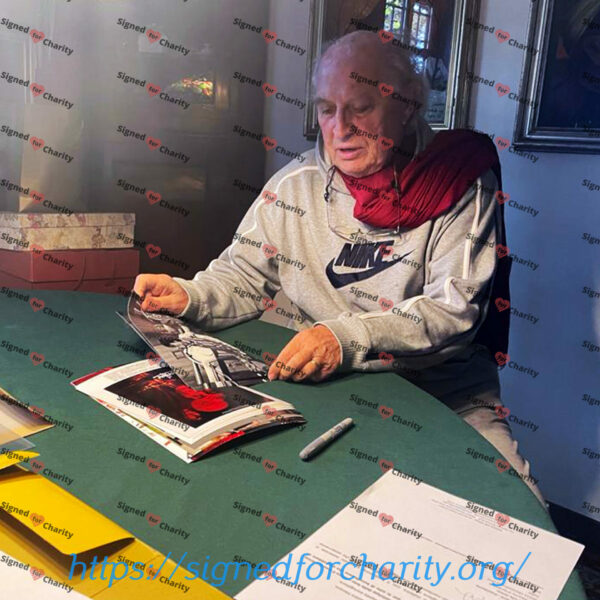 Vittorio Storaro signing autographs for History Life Onlus